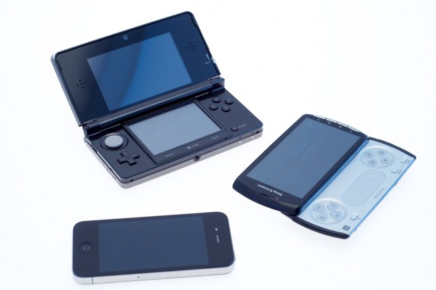 Größenvergleich: Nintendo 3DS, iPhone 4 und Xperia Play